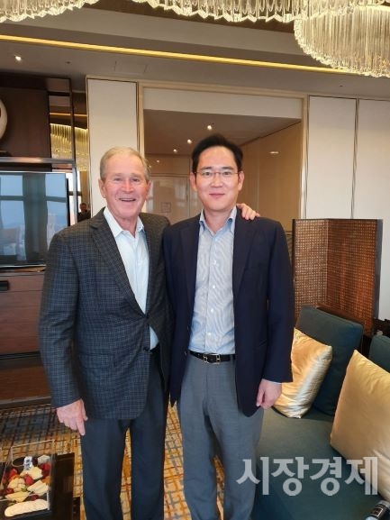 22일 이재용 삼성전자 부회장이 방한 중인 조지 W. 부시 전 미국 대통령을 서울 광화문 한 호텔에서 만나 비공개 면담을 했다. 사진=삼성전자.