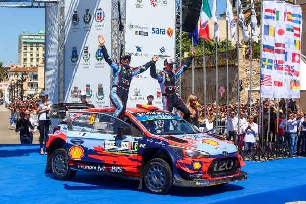 현대자동차 월드랠리팀이 2019 WRC 시즌 세 번째 우승을 하고 기념촬영을 하고 있다. 사진=현대차