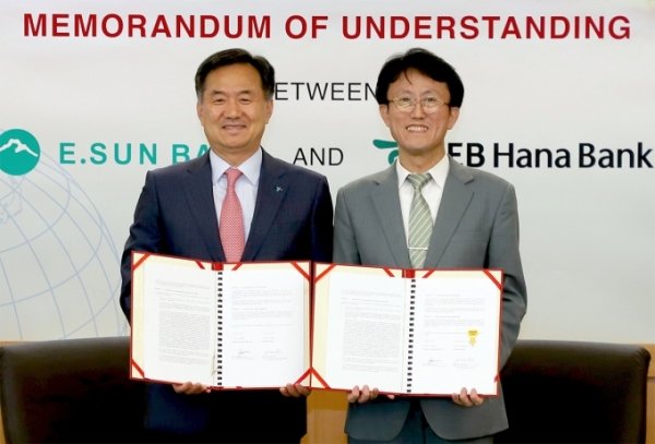 박지환 KEB하나은행 기업영업그룹 전무(사진 왼쪽)가 마오친 첸(James Chen) E-Sun Bank 기업금융부문 대표(CEO of Corporate Banking Division)와 기념촬영을 하고 있다. 사진=KEB하나은행 제공