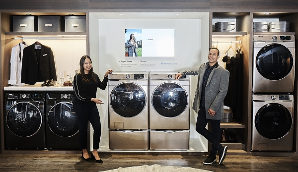 지난 2월 미국 라스베이거스에서 열린 북미 최대 주방·욕실 전시회 KBIS2019에서 삼성전자 모델이 건조기와 세탁기를 소개하고 있다. 사진=삼성전자