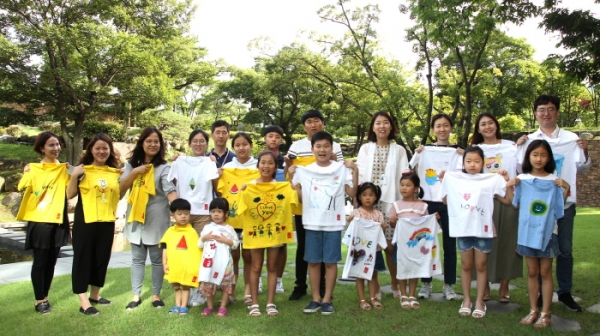 희망T캠페인에 참가자들이 기념촬영을 진행했다. 사진= CJ ENM 오쇼핑부문