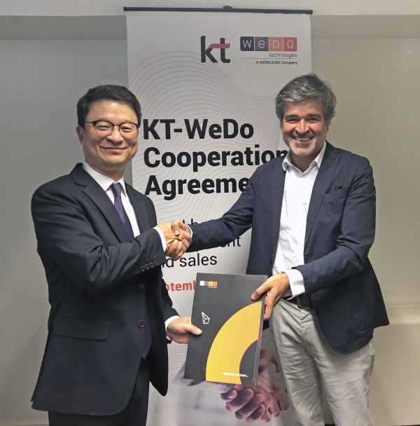 KT 글로벌사업개발본부장 김영우 상무(왼쪽)와 WEDO CEO 루이 패이바(오른쪽)가 계약을 체결하고 악수를 하고 있다. 사진=KT