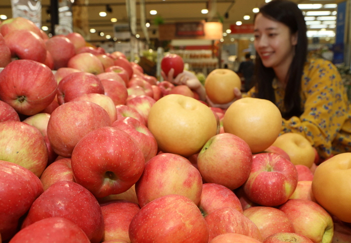 9월19일 오전, 롯데마트 서울역점에서 고객이 '다다익선' 행사장에서 사과와 배를 보는 모습. ⓒ롯데마트
