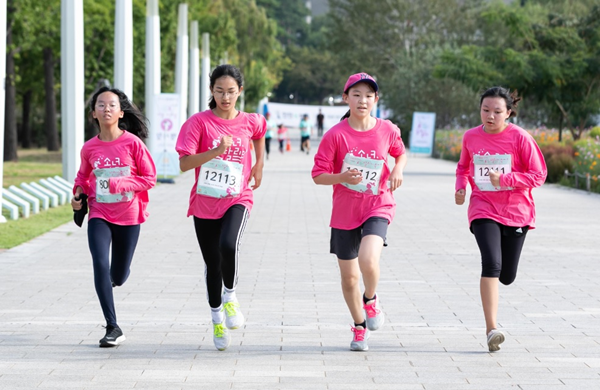 ▲현대해상은 지난 28일 서울 상암동 월드컵공원에서 몸과 마음이 모두 건강한 청소년 육성을 위한 사회공헌 프로그램인 ‘소녀, 달리다 - 달리기 축제’를 개최했다고 밝혔다. 축제에 참여한 학생들이 코스를 따라 달리고 있다. 사진=현대해상