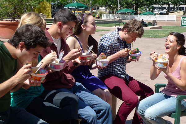 사진=농심.미국 청년들이 농심의 라면을 먹고있다.