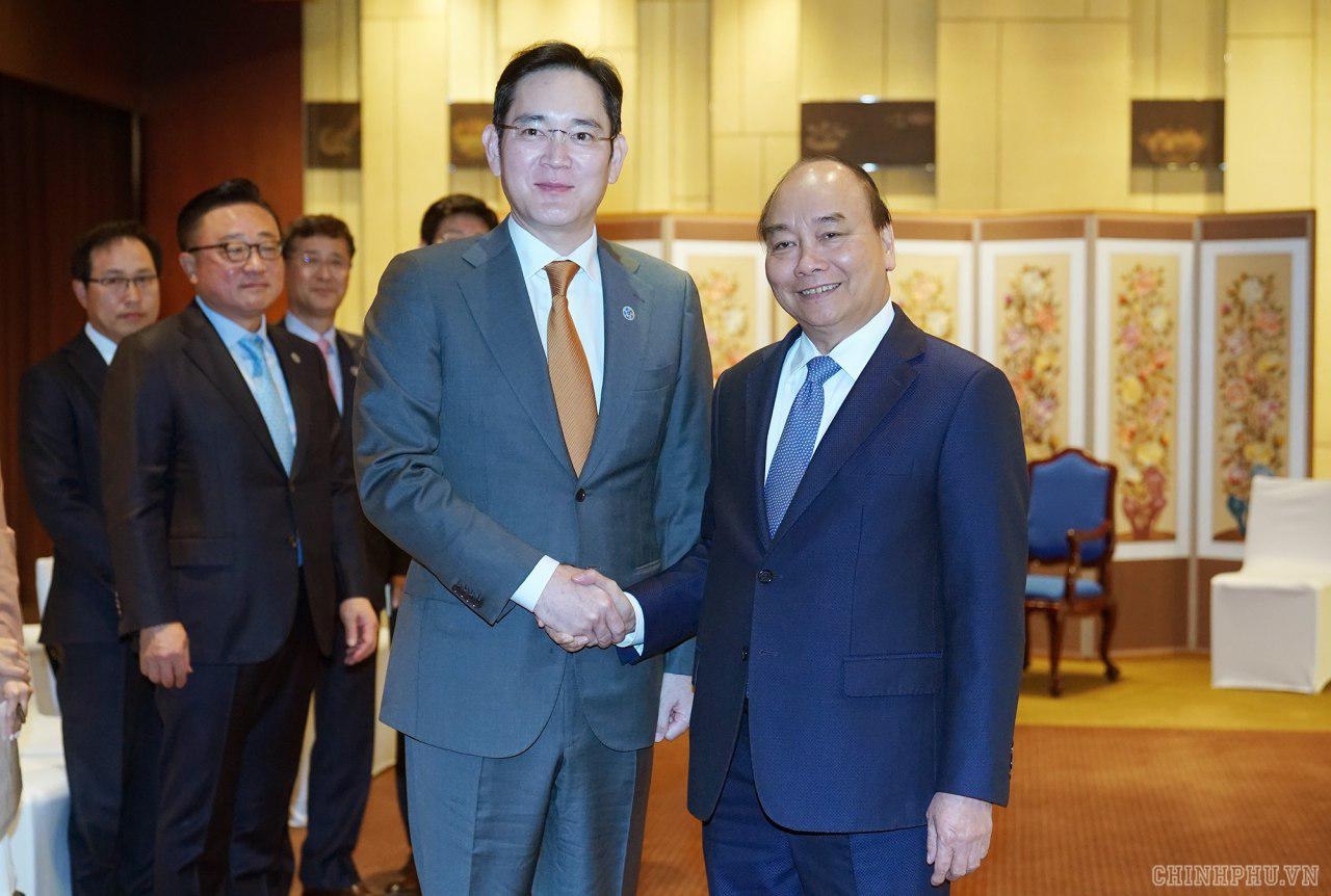 (왼쪽부터) 이재용 삼성전자 부회장과 응우옌 쑤언 푹 베트남 총리. 사진=베트남 정부 홈페이지