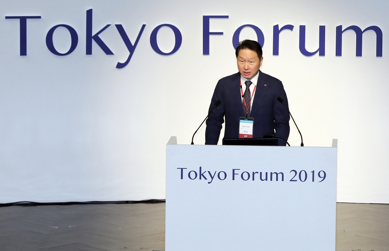 최태원 SK 회장이 6일 일본 도쿄대에서 열린 '도쿄포럼 2019' 개막식에서 연설을 하고 있다. 사진=SK