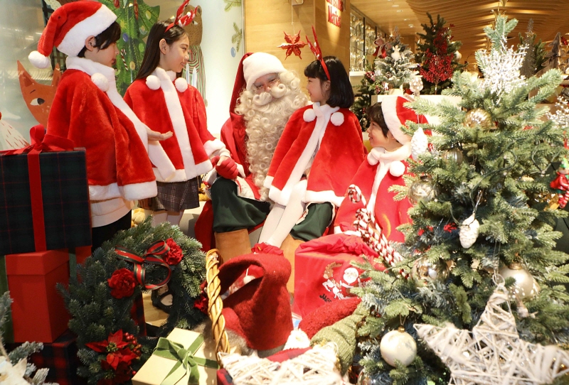 12월16일 오전, 롯데백화점 본점에서 진짜 핀란드 공식 산타가 모델과 함께 시간을 보내는 모습. 사진= 롯데백화점