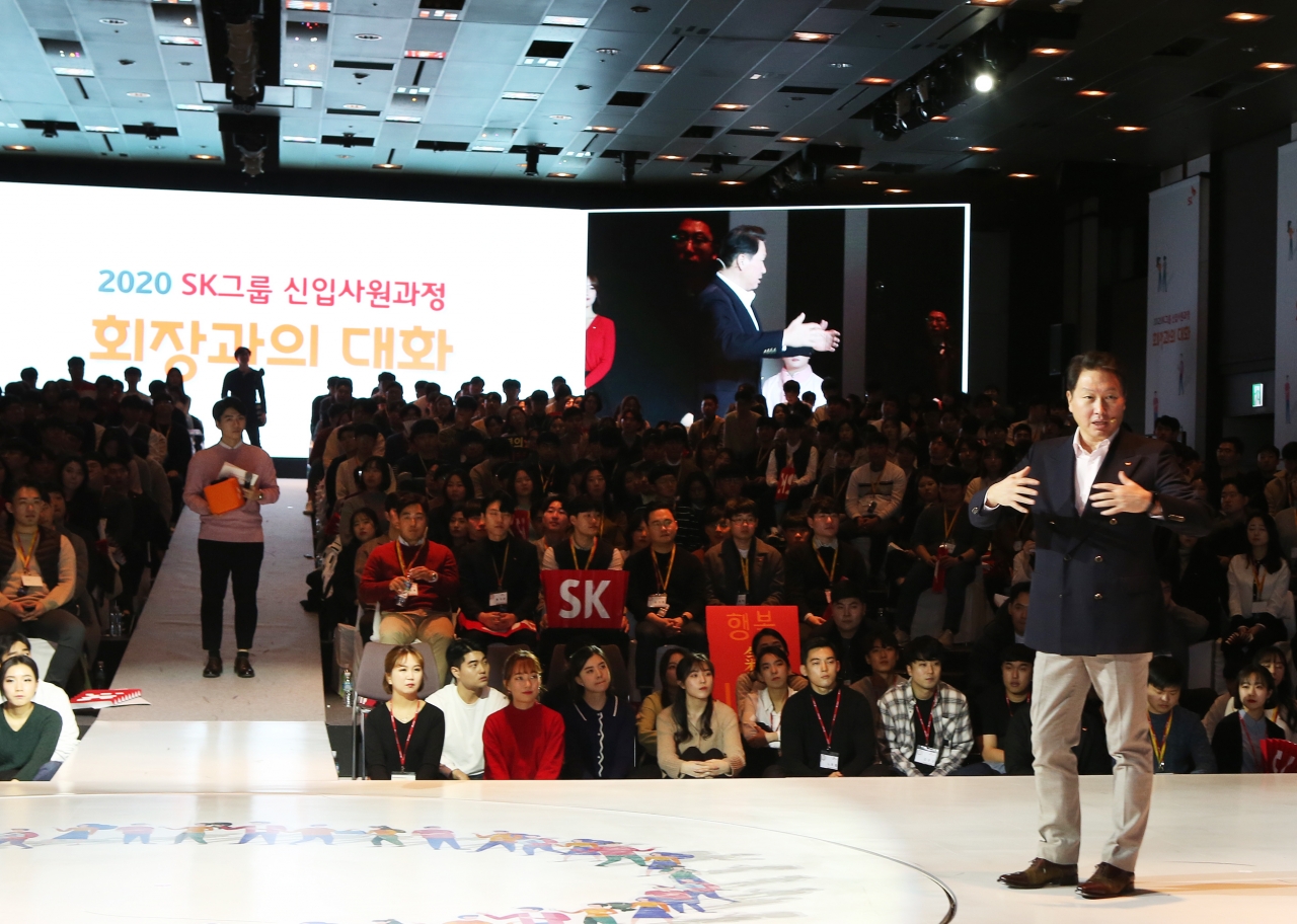 최태원 SK 회장(가운데)이 15일 오후 서울 광장동 워커힐호텔에서 열린 '2020 신입사원과의 대화'에서 신입사원 질문에 답하고 있다. 사진=SK