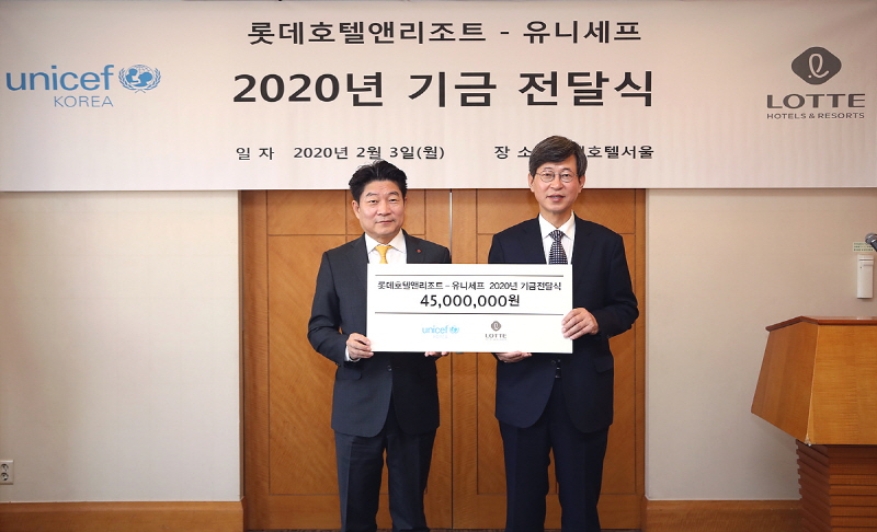 김현식 롯데호텔 대표이사(왼쪽)가 이기철 유니세프 한국위원회 사무총장(오른쪽)에게 기부금을 전달하고 있다. 사진= 롯데호텔