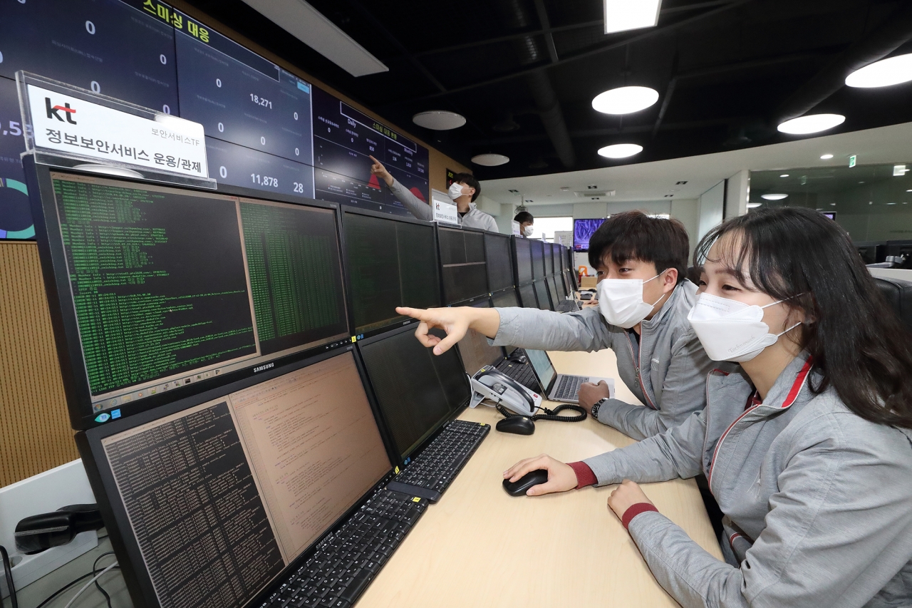 11일 오전 경기 과천에 위치한 KT INS운용센터에서 KT 직원들이 스미싱을 모니터링하는 모습. 사진=KT
