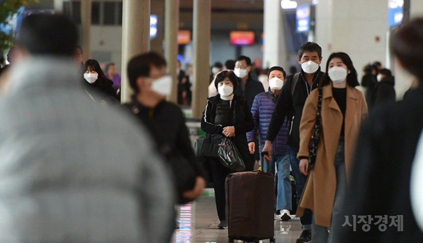 정부의 방역 실패로 우한 코로나가 전국적으로 확산한 가운데 인천공항에서 시민들이 마스크를 착용하고 이동하고 있다. 사진=이기륭 기자