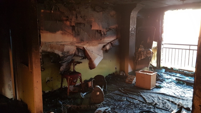 8일 새벽 울산시 동구 한 아파트에 화재가 발생한 아파트 내부 모습,  사진=울산소방본부