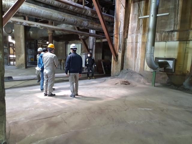 환경부 기동단속반원들이 석포제련소 공장을 돌며 점검을 하고 있다. 사진=석포제련소 노조