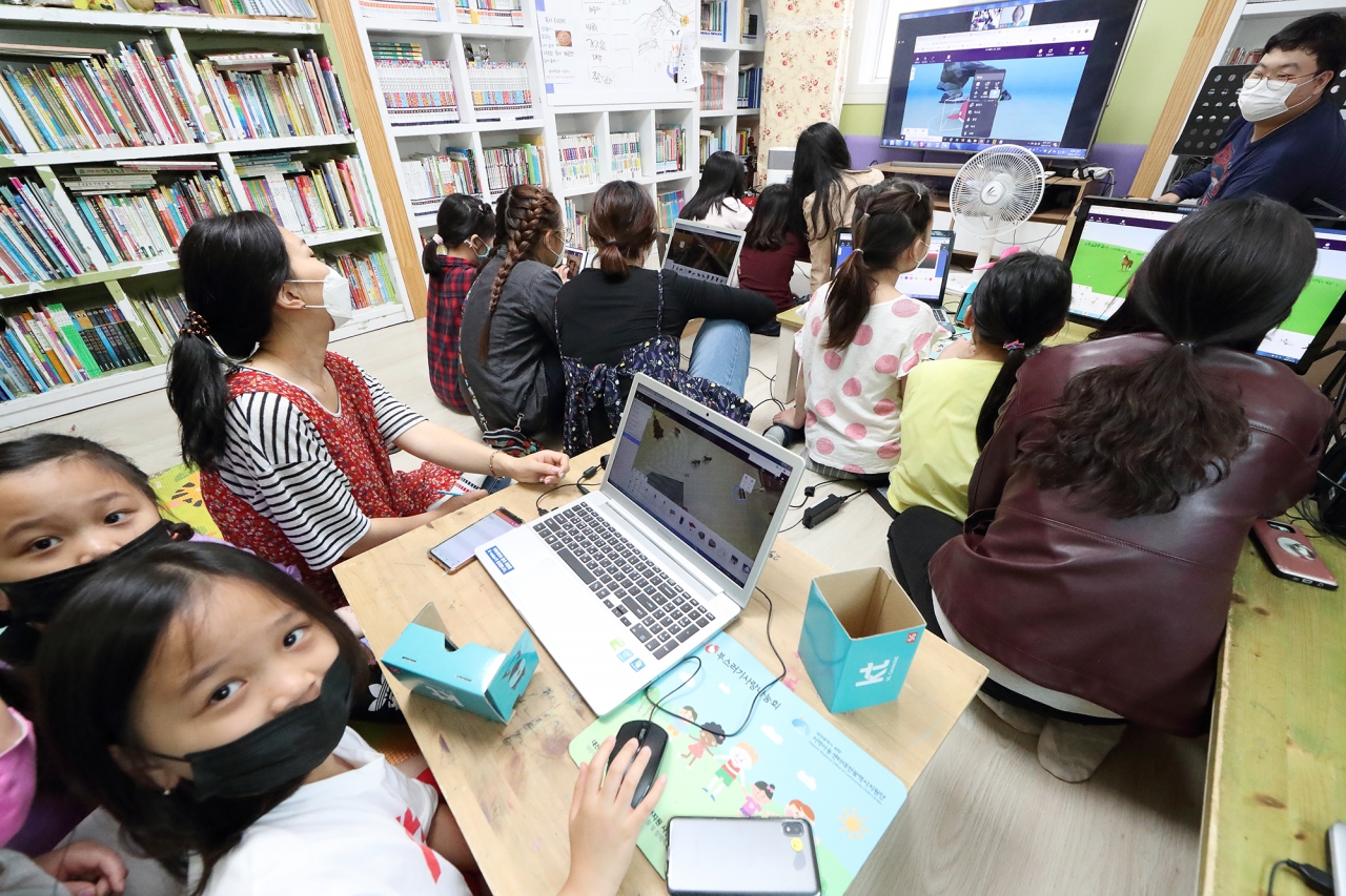 5월 19일 서대전 지역아동센터 아이들이 KT 화상 회의 시스템을 통해 KT IT서포터즈가 진행하는 ‘VR 콘텐츠 제작하기’ 체험형 수업에 참여하는 모습. 사진=KT