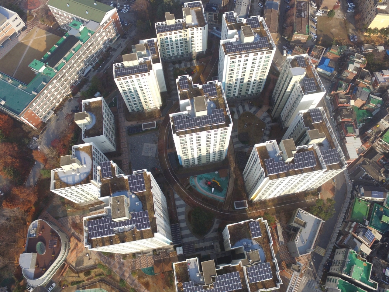 태양광 대여사업으로 큐피크 모듈을 설치한 서울 중랑구 망우동 소재 중랑숲리가 아파트. 사진=한화큐셀