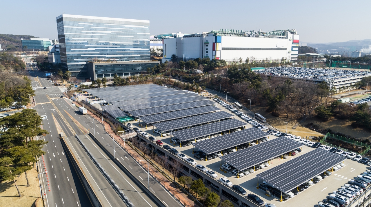 기흥캠퍼스 주차타워에 설치된 총 3600장, 1500KW 규모의 태양광 발전 시설. 사진=삼성전자
