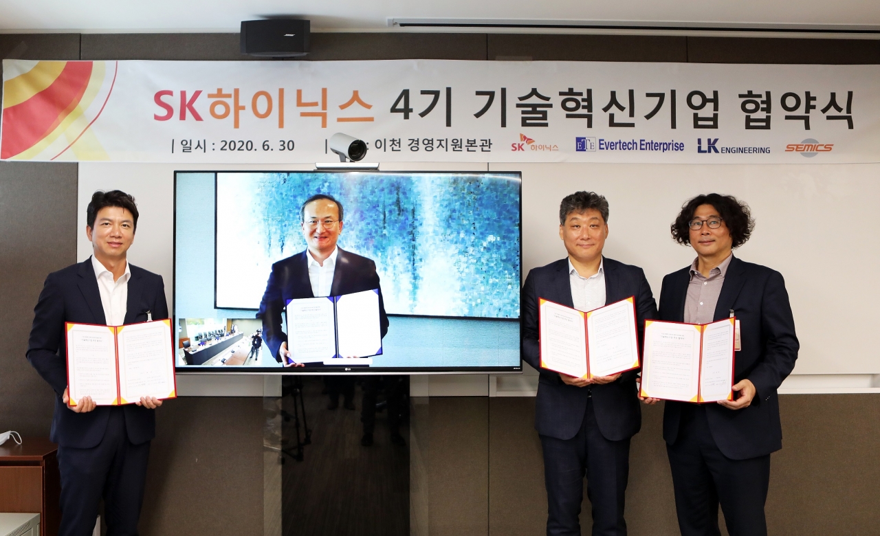 (왼쪽부터) ㈜엘케이엔지니어링 이준호 대표, SK하이닉스 이석희 CEO, ㈜에버텍엔터프라이즈 한태수 대표, ㈜쎄믹스 김지석 대표. 사진=SK하이닉스