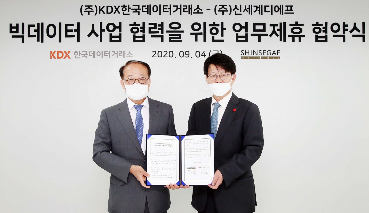 (왼쪽)박재현 KDX 한국데이터거래소 대표 (오른쪽)손영식 신세계디에프 대표이사. 사진= 신세계면세점