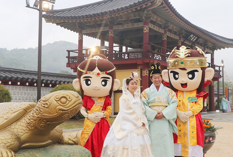 가야테마파트 가야왕궁에서 결혼식이 열리는 모습. 사진=김해문화재단