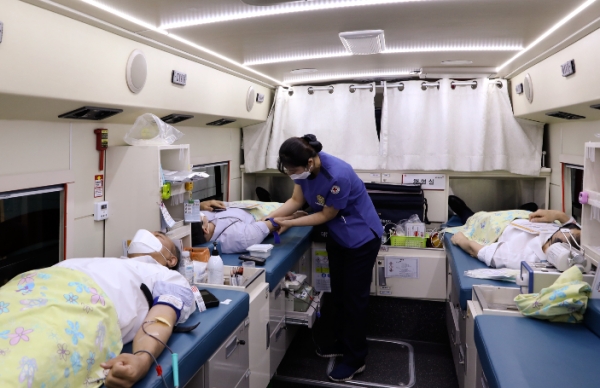 NH투자증권 임직원이 헌혈버스에서 헌혈을 하고있다. 사진=NH투자증권 제공