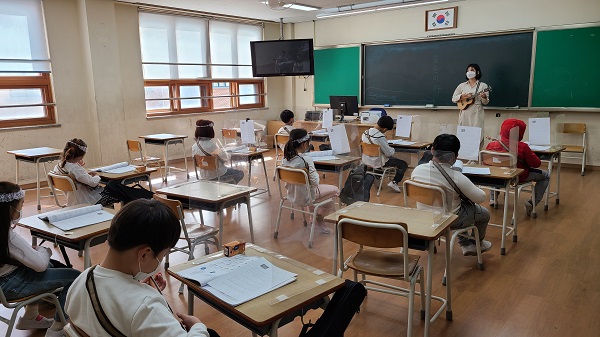 10월 15일 인천 소재 봉화초등학교의 초등돌봄 음악교실에서 아이들이 우쿨렐레를 배우고 있다. 사진=포스코건설