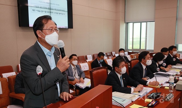 김종갑 한국전략공사 사장이  지난 8월 25일 오전 국회에서 열린 산업통상자원중소센터기업위원회 전체회의에서 의원들의 질의에 답변하고 있다. 사진=시장경제신문DB