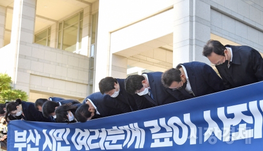 9일 오전 부산시청 앞에서 더불어민주당 박재호 시당위원장과 지역위원장들이 부산시장 보궐선거에 대해 대시민 사과문과 입장을 밝히고 있는 모습,    사진=강영범기자
