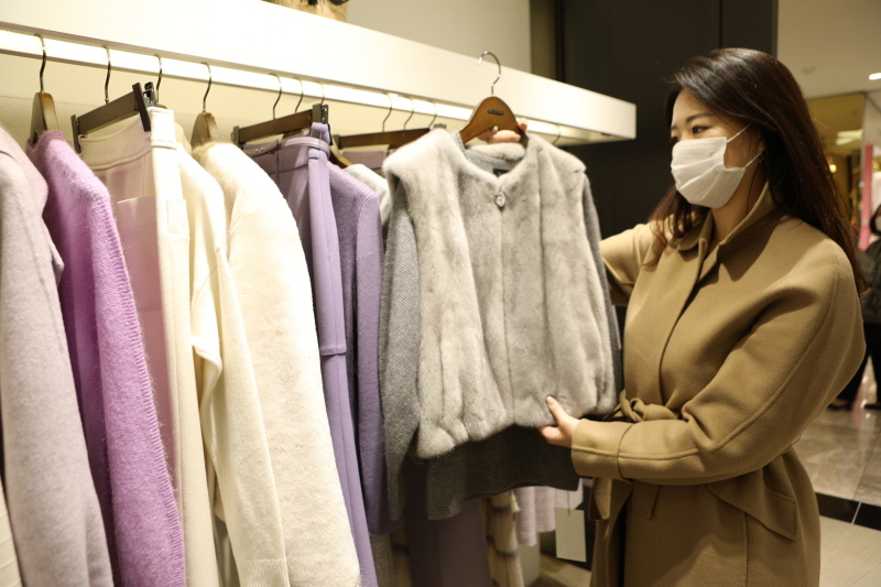 고객이 시선인터네셔널 브랜드 미샤에서 겨울 의류를 쇼핑하고 있다. 사진= 롯데백화점