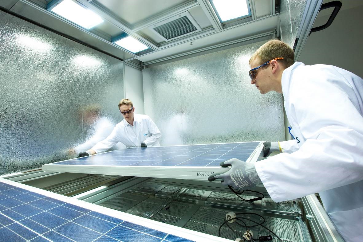 한화큐셀 독일 기술혁신센터에서 태양광 모듈 품질 테스트를 진행하는 모습. 사진=한화큐셀