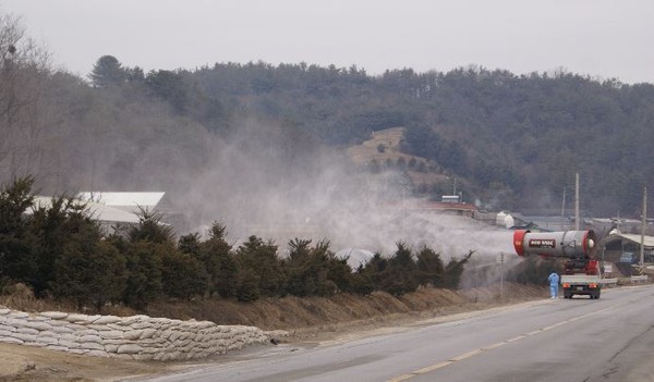 충북 음성지역에서 방역차량이 소독을 하고 있는 모습. 사진=충북도 제공