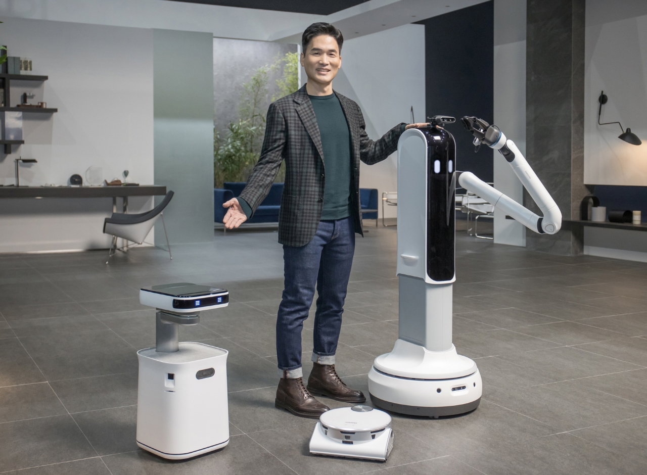 '삼성봇™ 케어'와 '제트봇 AI', '삼성봇™ 핸디'. 사진=삼성전자