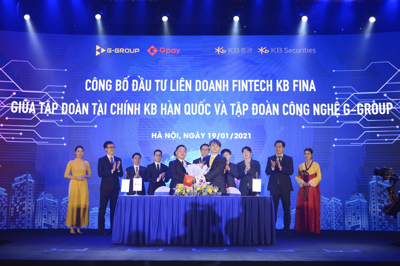 지난 19일 베트남 하노이에서  열린 디지털 금융 플랫폼 ‘KB Fina’ 출범식에서 박천수 KB증권 글로벌사업본부장(오른쪽)과 푸엉 안 뚜 G그룹 CEO(왼쪽가 기념 촬영을 하고 있다. 사진=KB증권 제공