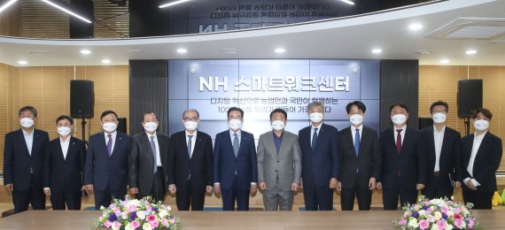 이성희 농협중앙회 회장(왼쪽에서 여섯번째)은 8일 서울 중구 본관에서 IT인프라가 완비된 'NH스마트워크센터' 오프닝 행사를 개최했다. 사진=농협 제공