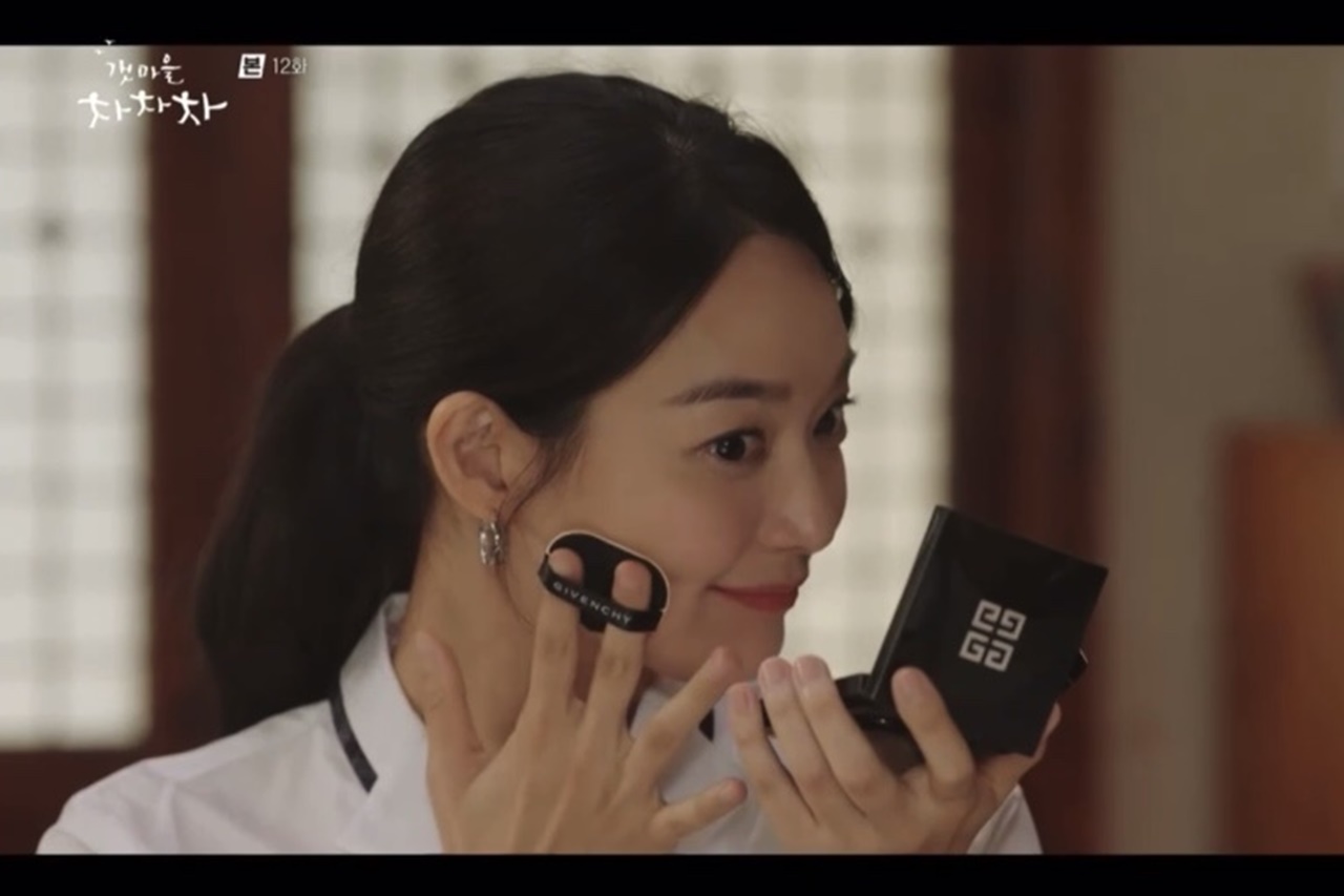지방시 뷰티는 tvN 토일드라마 ‘갯마을 차차차’를 통해 자사 모델 신민아(혜진)를 내세워 주력 제품 홍보에 나서고 있다. 사진=지방시 뷰티