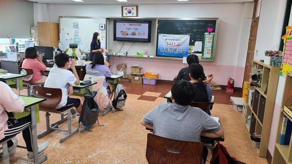 6월 전북은행이 지역 초등학교에서 금융, 진로 교육을 실시하고 있다. 사진=전북은행 제공