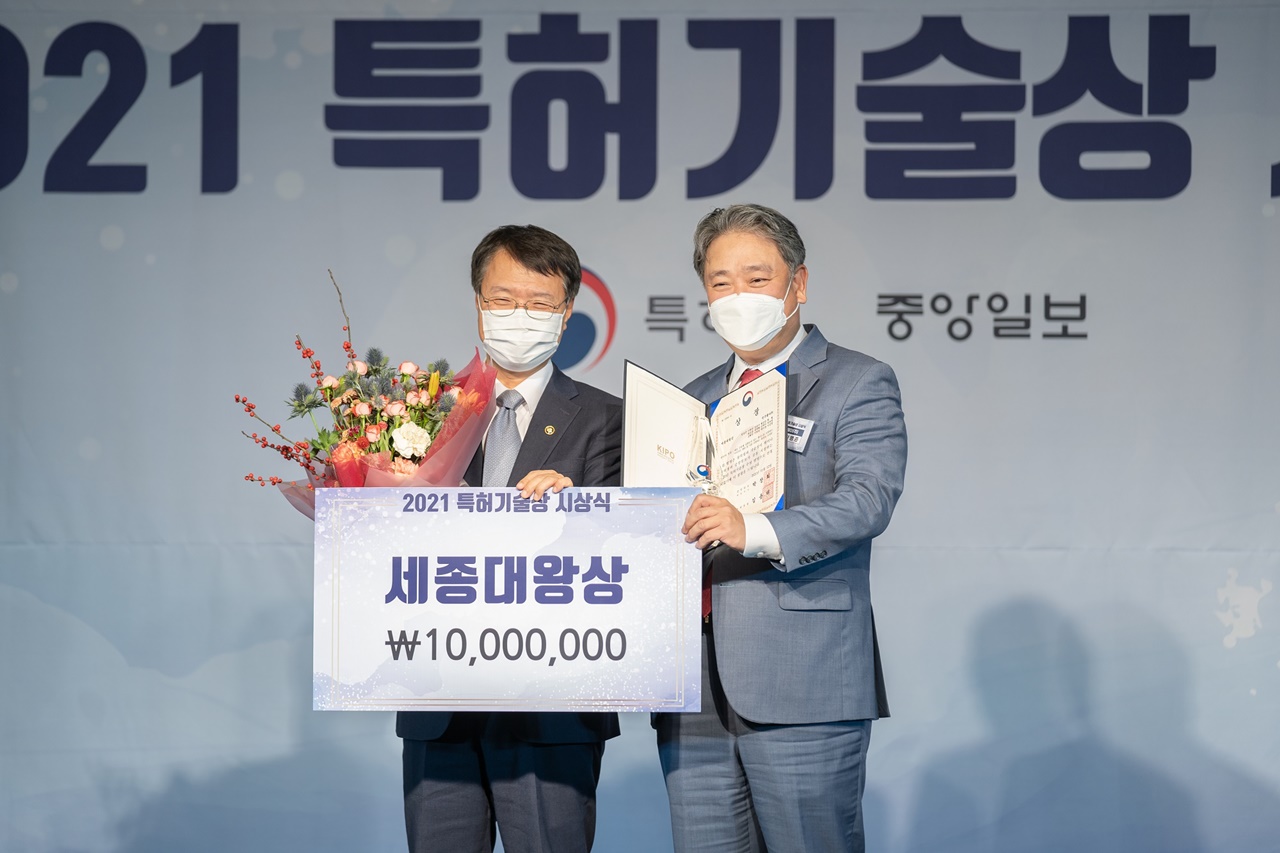 ‘2021 특허기술상 시상식’에서 한국콜마 안병준 대표(오른쪽)와 김용래 특허청장(왼쪽)이 기념사진을 찍고 있다. 사진=한국콜마