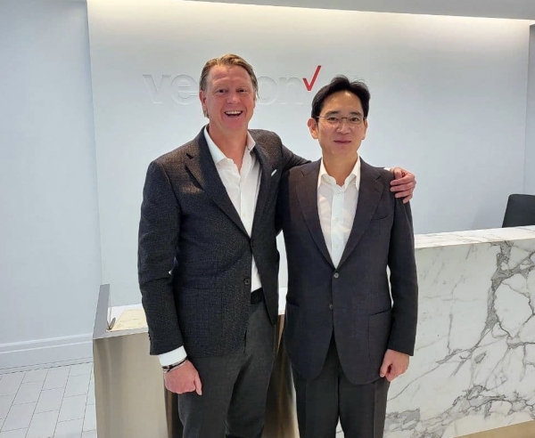17일(현지시간) 미국 뉴저지주 버라이즌 본사에서 만난 이재용 삼성전자 부회장(오른쪽)과 한스 베스트베리(Hans Vestberg) CEO(왼쪽)의 모습. 사진=삼성전자