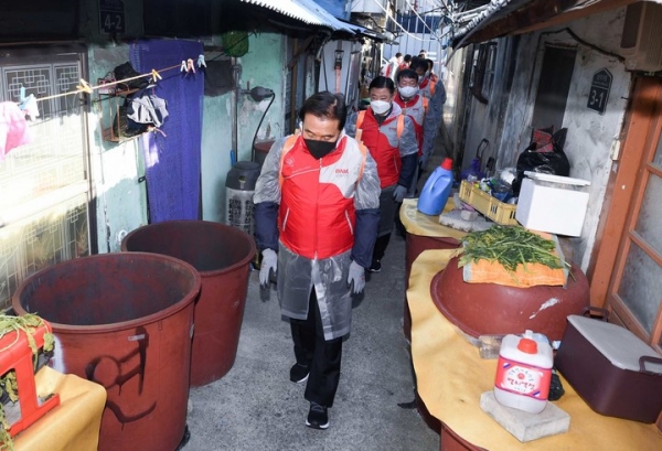 20일 BNK금융 김지완 회장이 부산 동구에서 직접 연탄을 지게로 나르고 있다. 사진=BNK금융 제공