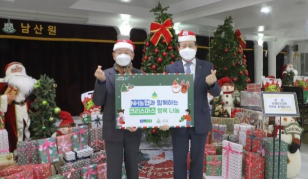 이재식 농협상호금융 대표(오른쪽)가 남산원을 찾아 크리스마스 선물을 전달하고 기념 촬영을 하고 있다. 사진=농협 제공