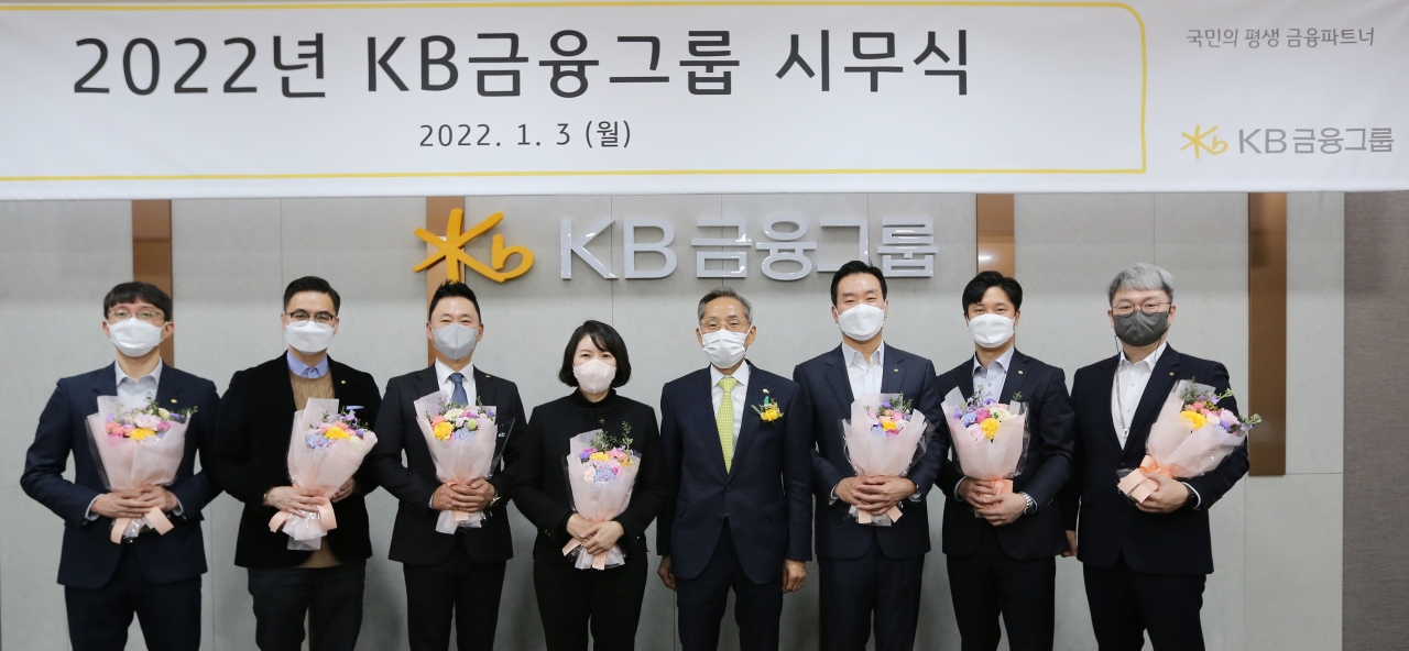 윤종규 KB금융지주 회장(사진 가운데)이 '올해의 KB 스타상'을 수상한 직원들과 함께 기념촬영을 하고 있다. 사진=KB금융 제공
