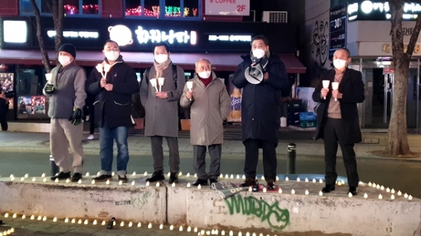 지난 21일 밤 홍대입구역 인근에서 코자총 임원진이 촛불문화행사를 진행하고 있다. 사진 오른쪽 두번째는 국민의힘 최승재의원. 사진=한국외식업중앙회
