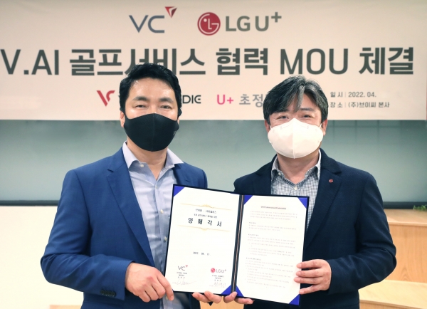 김준오 ㈜브이씨 대표이사(왼쪽)와 최택진 LG유플러스 기업부문장(부사장). 사진=LGU+