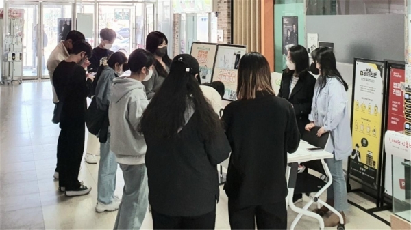 이벤트에 참여 중인 서울과기대 학생들의 모습. 사진=서울과기대 취업진로본부