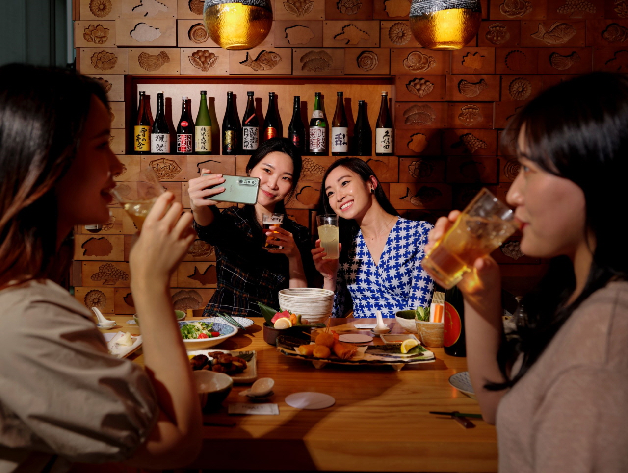 늦은 밤 고객들이 '유메야마'에서 술과 함께 모던 이자카야 신메뉴를 즐기고 있다. 사진= 롯데관광개발