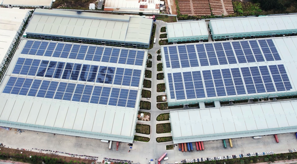 지붕에 태양광 패널을 설치한 중국 화안공장 전경. 사진= 지누스