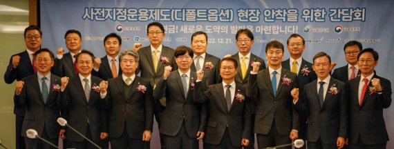 이재근 KB국민은행장(뒷줄 오른쪽 세 번째)이 21일 서울시 중구 롯데호델에서 열린 '2022 퇴직연금사업자 간담회'에서 참석자들과 함께 기념 촬영을 하고 있다. 사진=KB국민은행 제공