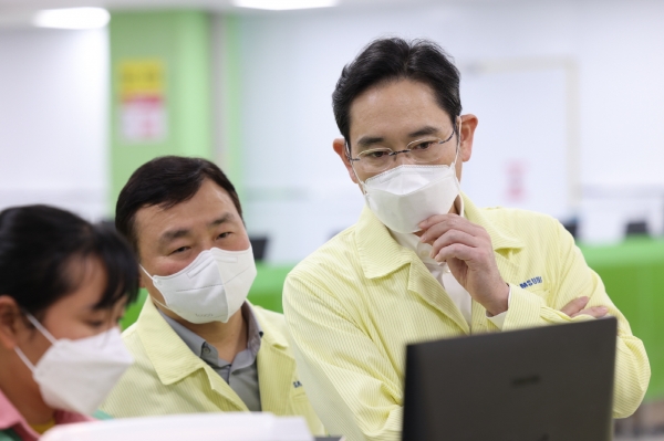 이재용 삼성전자 회장이 22일 베트남 하노이 인근 삼성전자 법인(SEV)을 방문해 스마트폰 생산 공장을 점검하는 모습. 사진=삼성전자