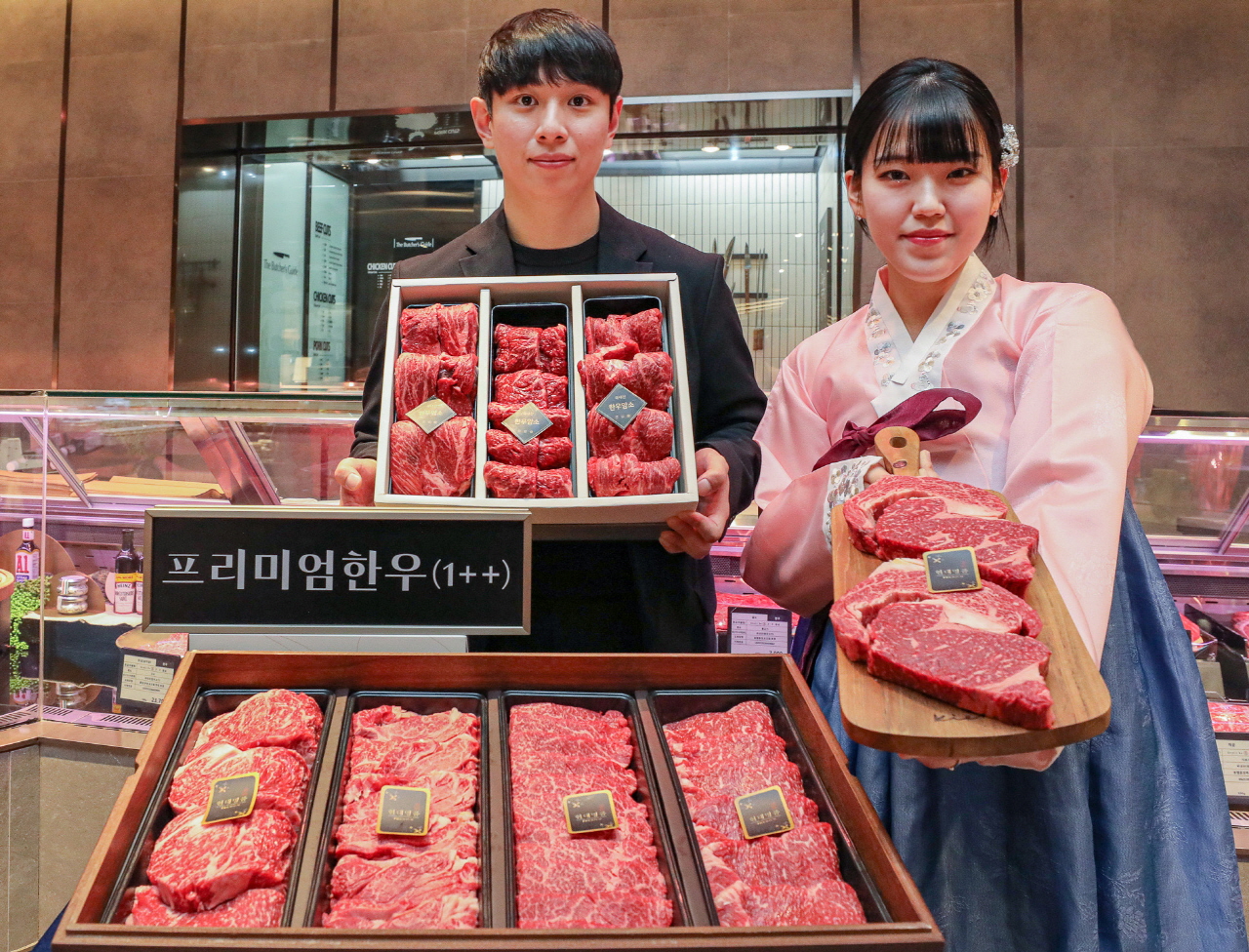 3일 오전, 서울시 영등포구에 위치한 더현대 서울 지하1층 식품관에서 직원들이 '프리미엄 한우 선물세트'를 소개하고 있는 모습. 사진= 현대백화점