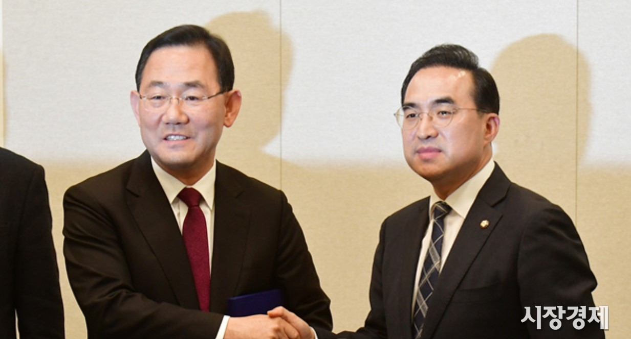 주호영 국민의힘 원내대표와 박홍근 더불어민주당 원내대표가 인사를 하고 있는 모습. 사진=시장경제 DB